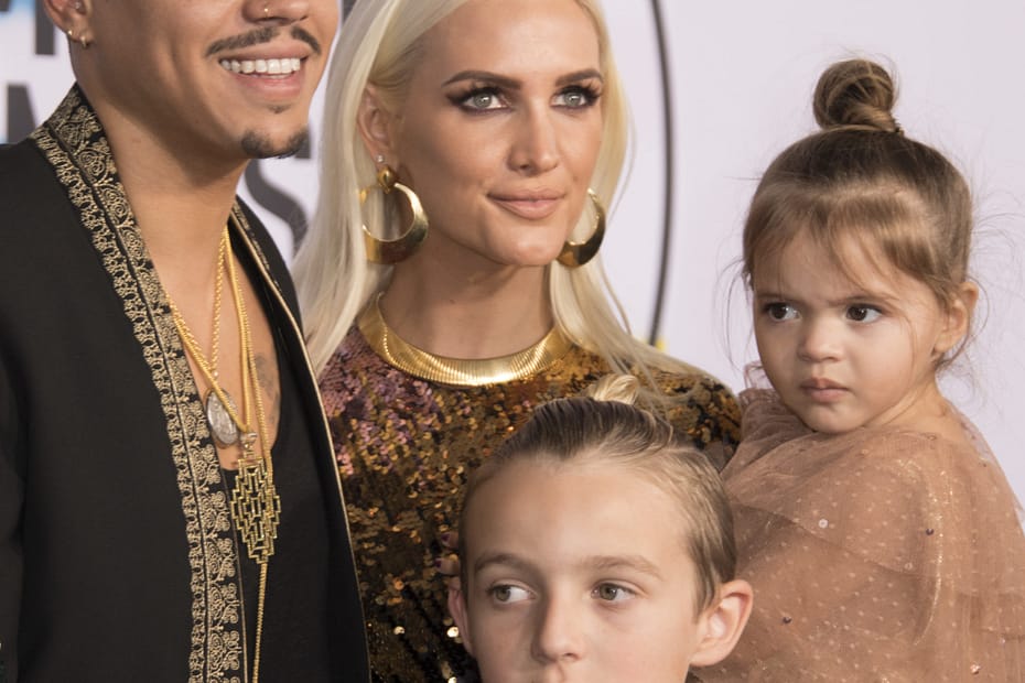 Evan Ross, Ashlee Simpson and children at AMAs 2017