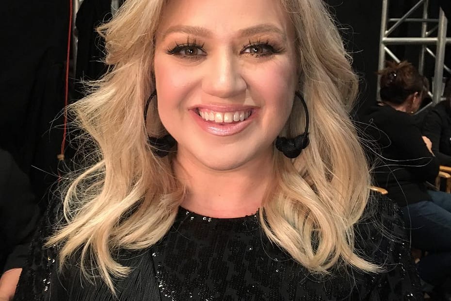 Kelly Clarkson's Makeup Routine from The Voice